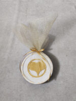 Μπομπονιέρα γάμου  σουβέρ κεραμικό με χρυσές πιτσιλιές και καρδιά από χρυσό καθρέφτη plexiglass με χάραξη.