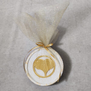 Μπομπονιέρα γάμου  σουβέρ κεραμικό με χρυσές πιτσιλιές και καρδιά από χρυσό καθρέφτη plexiglass με χάραξη.