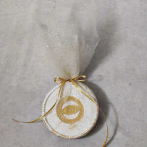 Μπομπονιέρα γάμου σουβέρ κεραμικό με χρυσές πιτσιλιές και μάτι από χρυσό καθρέφτη plexiglass με χάραξη.