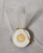 Μπομπονιέρα γάμου σουβέρ κεραμικό με χρυσές πιτσιλιές και κύκλο από χρυσό καθρέφτη plexiglass με χάραξη τα μονογράμματα.