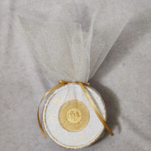 Μπομπονιέρα γάμου σουβέρ κεραμικό με χρυσές πιτσιλιές και κύκλο από χρυσό καθρέφτη plexiglass με χάραξη τα μονογράμματα.