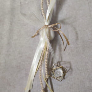 Κρεμαστή μπομπονιέρα γάμου με διαμάντι σε γεωμετρικό σχήμα, σατέν κορδέλες και σχοινί.