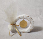 Μπομπονιέρα γάμου κεραμική με κρεμαστό κύκλο από χρυσό καθρέφτη plexi glass με χάραξη.