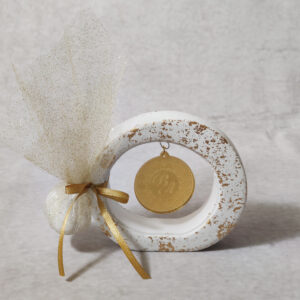 Μπομπονιέρα γάμου κεραμική με κρεμαστό κύκλο από χρυσό καθρέφτη plexi glass με χάραξη.