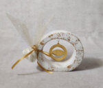 Μπομπονιέρα γάμου κεραμική με κρεμαστό κύκλο μάτι από χρυσό καθρέφτη plexi glass με χάραξη.