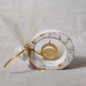 Μπομπονιέρα γάμου κεραμική με κρεμαστό κύκλο μάτι από χρυσό καθρέφτη plexi glass με χάραξη.