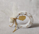 Μπομπονιέρα γάμου κεραμική με κρεμαστή καρδιά από χρυσό καθρέφτη plexi glass με χάραξη τα μονογράμματα.