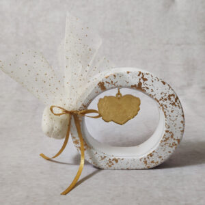 Μπομπονιέρα γάμου κεραμική με κρεμαστή καρδιά από χρυσό καθρέφτη plexi glass με χάραξη τα μονογράμματα.