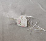 Κρεμαστή μπομπονιέρα γάμου με κεραμική εκτυπωμένη καρδιά, σατέν κορδέλες, πέρλες και σχοινί.