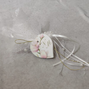 Κρεμαστή μπομπονιέρα γάμου με κεραμική εκτυπωμένη καρδιά, σατέν κορδέλες, πέρλες και σχοινί.