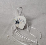 Κρεμαστή μπομπονιέρα γάμου με κεραμική εκτυπωμένη καρδιά, σατέν κορδέλες, πέρλες και σχοινί.