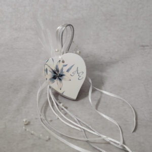 Κρεμαστή μπομπονιέρα γάμου με κεραμική εκτυπωμένη καρδιά, σατέν κορδέλες, πέρλες και σχοινί.