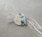 Κρεμαστή μπομπονιέρα γάμου με κεραμική εκτυπωμένη καρδιά, σατέν κορδέλες, πέρλες και σχοινί.