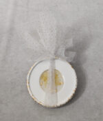 Μπομπονιέρα γάμου σουβέρ κεραμικό με χρυσές πιτσιλιές και κυκλικό σχέδιο από υγρό γυαλί με γκλιτερ.