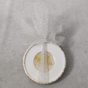 Μπομπονιέρα γάμου σουβέρ κεραμικό με χρυσές πιτσιλιές και κυκλικό σχέδιο από υγρό γυαλί με γκλιτερ.