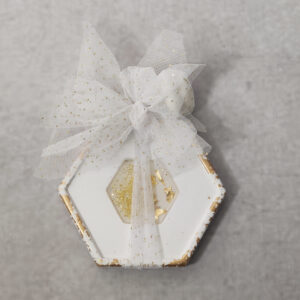 Μπομπονιέρα γάμου σουβέρ κεραμικό με χρυσές πιτσιλιές και γεωμετρικό σχέδιο από υγρό γυαλί με γκλιτερ.