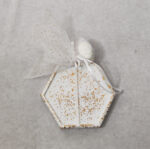 Μπομπονιέρα γάμου σουβέρ κεραμικό με χρυσές πιτσιλιές.