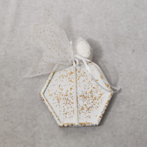 Μπομπονιέρα γάμου σουβέρ κεραμικό με χρυσές πιτσιλιές.