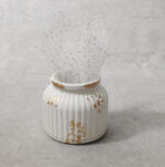 Μπομπονιέρα γάμου κεραμικό βαζάκι σε λευκό χρώμα με χρυσές πιτσιλιές και λευκό γκλίτερ τούλι.