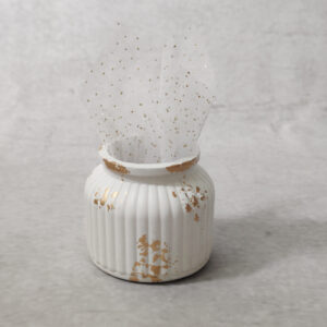 Μπομπονιέρα γάμου κεραμικό βαζάκι σε λευκό χρώμα με χρυσές πιτσιλιές και λευκό γκλίτερ τούλι.