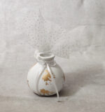 Μπομπονιέρα γάμου κεραμικό ανθοδοχείο σε λευκό χρώμα με χρυσές πιτσιλιές και λευκό γκλίτερ τούλι.