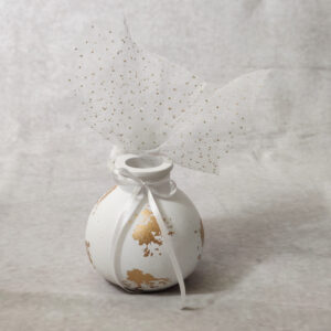 Μπομπονιέρα γάμου κεραμικό ανθοδοχείο σε λευκό χρώμα με χρυσές πιτσιλιές και λευκό γκλίτερ τούλι.
