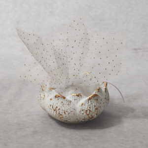 Μπομπονιέρα γάμου τουλίπα σε λευκό χρώμα με χρυσές πιτσιλιές και λευκό γκλίτερ τούλι.