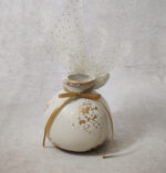 Μπομπονιέρα γάμου κεραμικό ανθοδοχείο σε εκρού χρώμα με χρυσές πιτσιλιές και λευκό γκλίτερ τούλι.