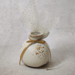 Μπομπονιέρα γάμου κεραμικό ανθοδοχείο σε εκρού χρώμα με χρυσές πιτσιλιές και λευκό γκλίτερ τούλι.
