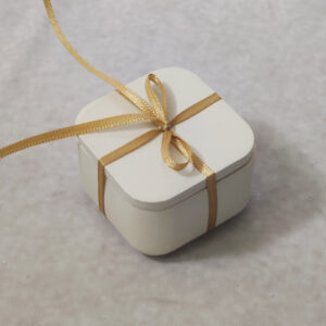 Μπομπονιέρα γάμου μπιζουτιέρα κεραμική σε εκρού χρώμα δεμένη με σατέν κορδέλα.