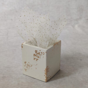 Μπομπονιέρα γάμου κεραμική μολυβοθήκη  σε εκρού χρώμα με χρυσές πιτσιλιλες και λευκό τούλι με γκλίτερ.