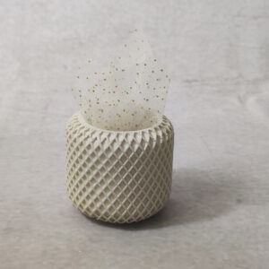 Μπομπονιέρα γάμου κεραμικό δοχείο με σχέδιο σε εκρού χρώμα και λευκό τούλι με γκλίτερ.