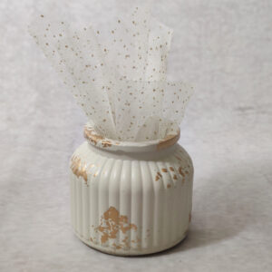 Μπομπονιέρα γάμου κεραμικό βαζάκι σε εκρού χρώμα με χρυσές πιτσιλιές και λευκό γκλίτερ τούλι.