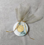 Μπομπονιέρα γάμου κεραμικό σουβέρ εκτυπωμένο με θέμα ευκάλυπτο με κύκλο από χρυσό καθρέφτη plexiglass και χάραξη δεμένη με χρυσό γκλίτερ τούλι.