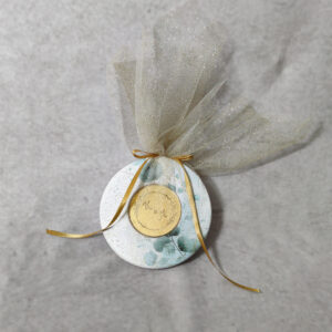 Μπομπονιέρα γάμου κεραμικό σουβέρ εκτυπωμένο με θέμα ευκάλυπτο με κύκλο από χρυσό καθρέφτη plexiglass και χάραξη δεμένη με χρυσό γκλίτερ τούλι.
