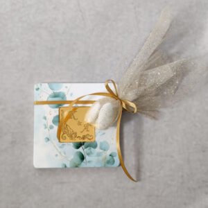 Μπομπονιέρα γάμου κεραμικό σουβέρ εκτυπωμένο με θέμα ευκάλυπτο με τετράγωνο από χρυσό καθρέφτη plexiglass και χάραξη δεμένη με χρυσό γκλίτερ τούλι.