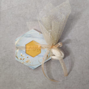 Μπομπονιέρα γάμου κεραμικό σουβέρ εκτυπωμένο με γεωμετρικό από χρυσό καθρέφτη plexiglass και χάραξη δεμένη με χρυσό γκλίτερ τούλι.