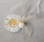 Μπομπονιέρα γάμου κεραμικό σουβέρ εκτυπωμένο με καρδιά από χρυσό καθρέφτη plexiglass και χάραξη δεμένη με χρυσό γκλίτερ τούλι.