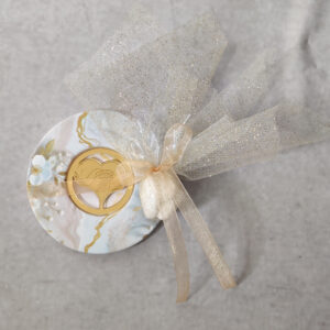 Μπομπονιέρα γάμου κεραμικό σουβέρ εκτυπωμένο με καρδιά από χρυσό καθρέφτη plexiglass και χάραξη δεμένη με χρυσό γκλίτερ τούλι.