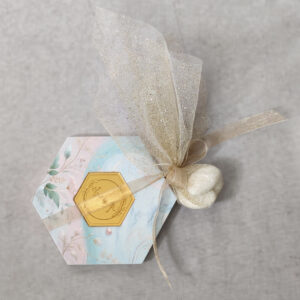 Μπομπονιέρα γάμου κεραμικό σουβέρ εκτυπωμένο με γεωμετρικό από χρυσό καθρέφτη plexiglass και χάραξη δεμένη με χρυσό γκλίτερ τούλι.