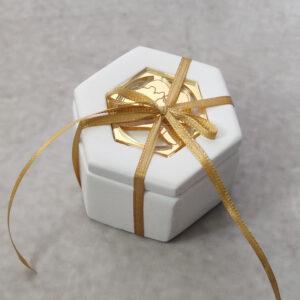 Μπομπονιέρα γάμου μπιζουτιέρα κεραμική με οβάλ σχέδιο από υγρό γυαλί και γκλίτερ.