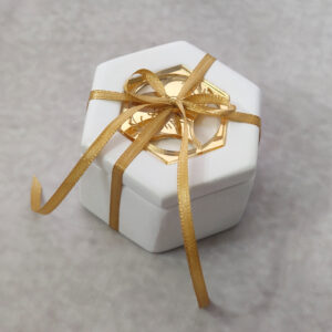 Μπομπονιέρα γάμου μπιζουτιέρα κεραμική με οβάλ σχέδιο από υγρό γυαλί και γκλίτερ.