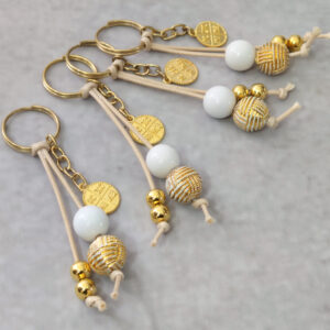 Μαρτυρικά βάπτισης μπρελόκ με λευκές και χρυσές χάντρες, σχοινί και χρυσό κωνσταντινάτο σε κουτί 50 τμχ.