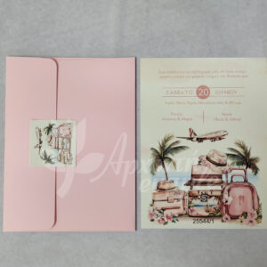 Προσκλητήριο βάπτισης με θέμα "Travel the world" και ροζ φάκελο.