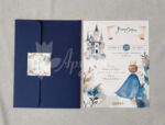 Προσκλητήριο βάπτισης με θέμα πρίγκιπας και μπλε φάκελο.