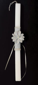 Χειροποίητη πασχαλινή λαμπάδα διακοσμημένη με δερμάτινο λουλούδι με στρας και κορδέλες με στρας.