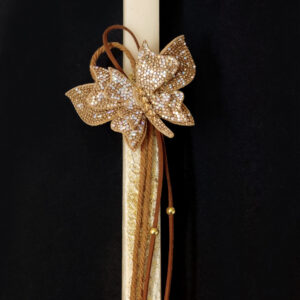 Χειροποίητη πασχαλινή λαμπάδα διακοσμημένη με δερμάτινη πεταλούδα με στρας, σχοινιά και γκλίτερ.