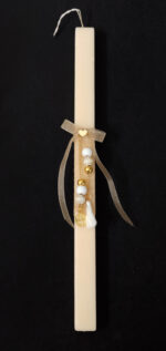 Χειροποίητη πασχαλινή λαμπάδα διακοσμημένη με φιόγκο με καρδια από χρυσό καθρέφτη πλέξι γκλας και κομπολόι από λευκές και χρυσές χάντρες με κωνσταντινάτο