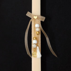 Χειροποίητη πασχαλινή λαμπάδα διακοσμημένη με φιόγκο με καρδια από χρυσό καθρέφτη πλέξι γκλας και κομπολόι από λευκές και χρυσές χάντρες με κωνσταντινάτο