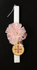 Χειροποίητη πασχαλινή λαμπάδα διακοσμημένη με υφασμάτινο φιόγκο με χάντρα και μπρελόκ κωνσταντινάτο από χρυσό καθρέφτη πλέξι γκλας με στρας.